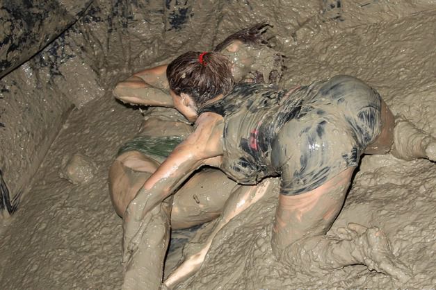 girls mud wrestling ideas for sploshing fans